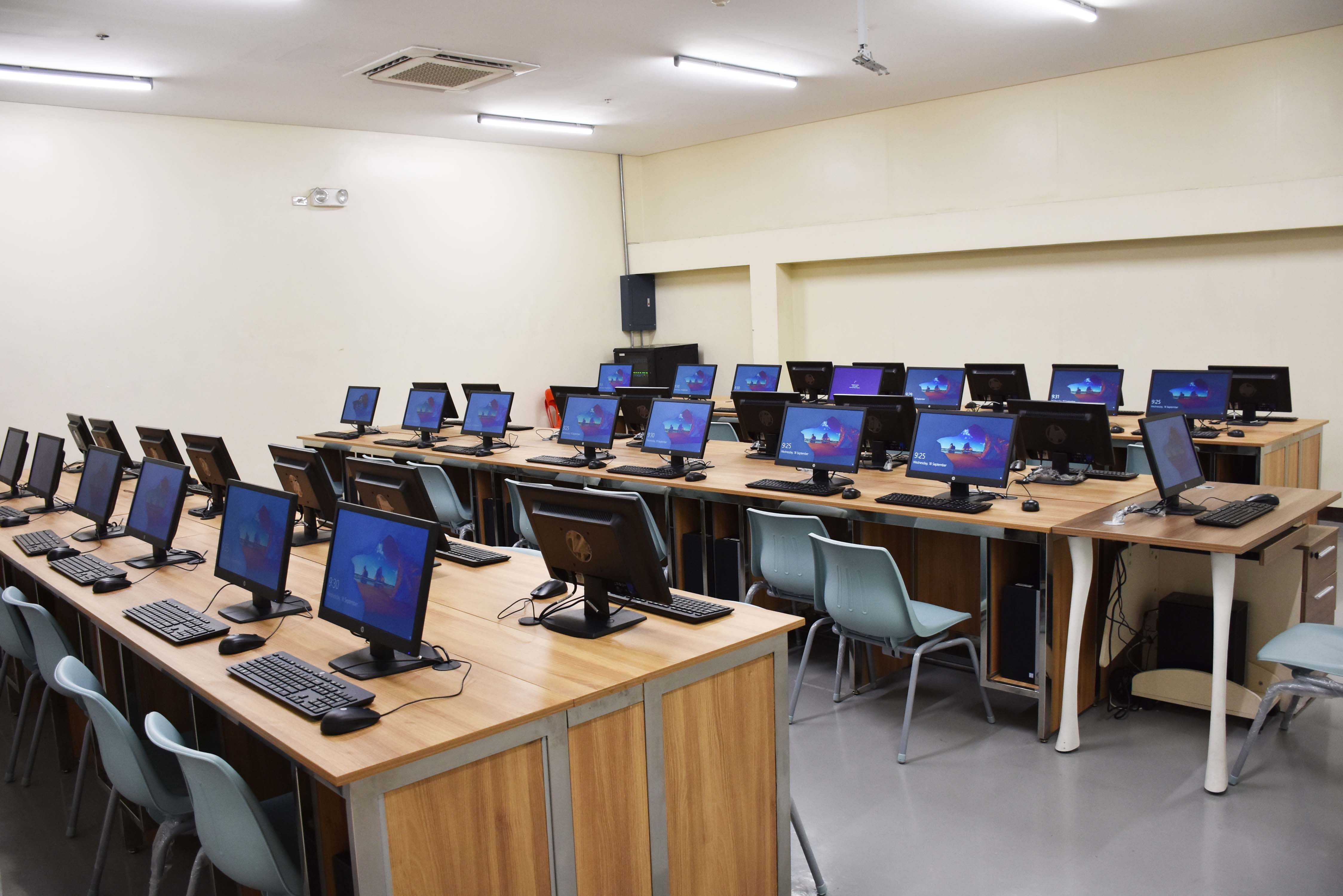 Shs Sets Up New Computer Laboratory